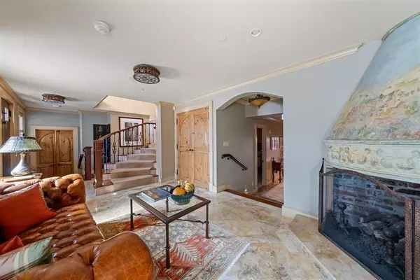 Boston, MA 02108,25 Beaver Place #25