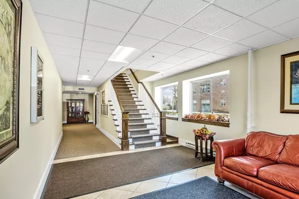 Barnstable, MA 02601,540 Main St