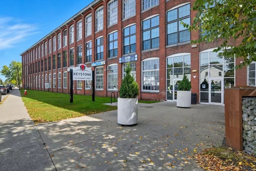 122 Pleasant St, Easthampton, MA 01027