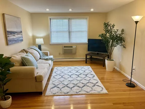 Arlington, MA 02474,12 Colonial Village Dr #12