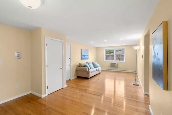 Arlington, MA 02474,12 Colonial Village Dr #12