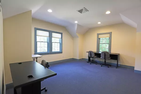 Falmouth, MA 02540,49 Locust St #2nd Flr