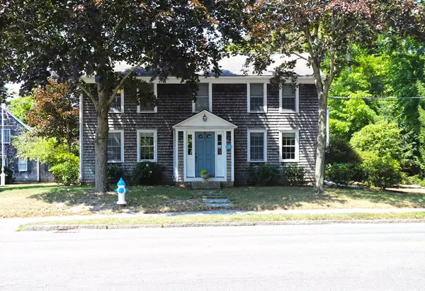 49 Locust St #2nd Flr, Falmouth, MA 02540