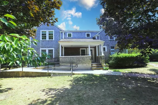 Falmouth, MA 02540,49 Locust St #2nd Flr