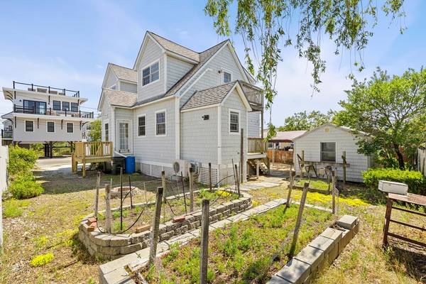 Newburyport, MA 01950,8 58th St #1