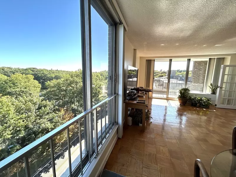 77 Pond Ave #902, Brookline, MA 02445