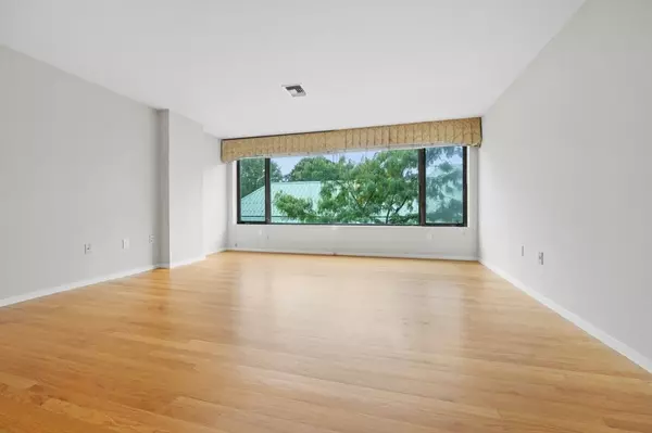 Newton, MA 02464,183 Oak Street #307