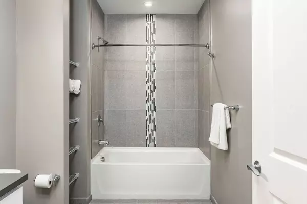 Cambridge, MA 02139,10 Essex #608