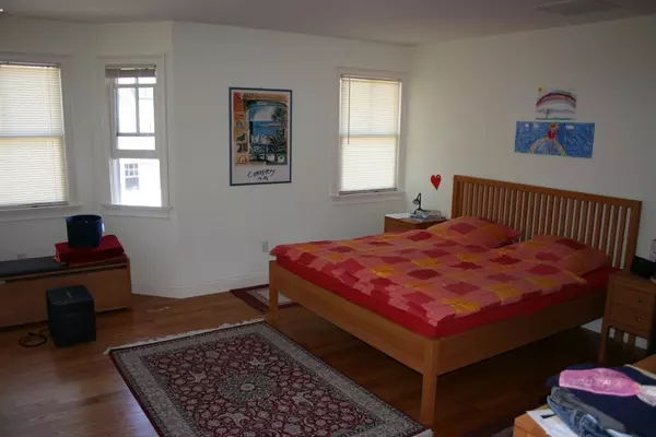 Watertown, MA 02472,18 Fifth Ave #18