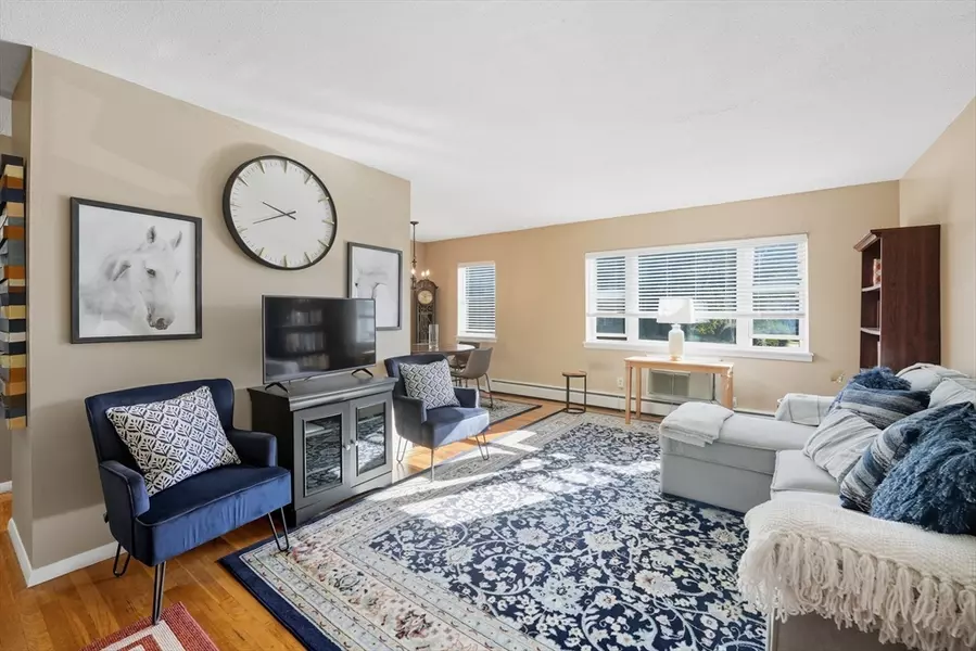 124 Regency Park Dr #124, Agawam, MA 01001