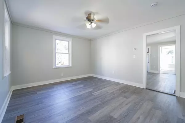 Taunton, MA 02780,252 Somerset Ave