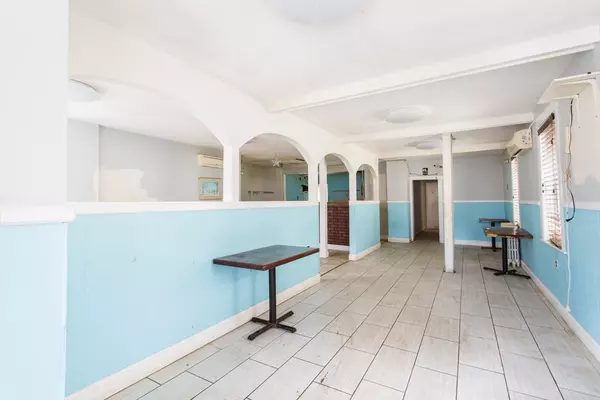 West Brookfield, MA 01585,4 E Main St