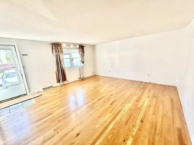42 Yorktown Ct #1, Chicopee, MA 01020