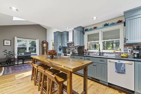 Falmouth, MA 02543,9 Strawberry Hill Rd