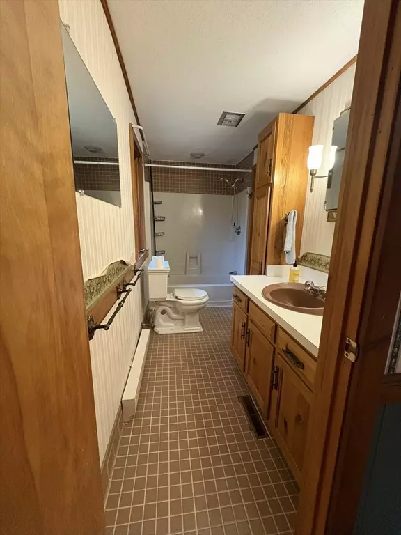 Falmouth, MA 02536,11 Ranch Rd