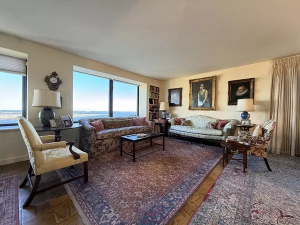 Boston, MA 02110,65 E India Row #PHF