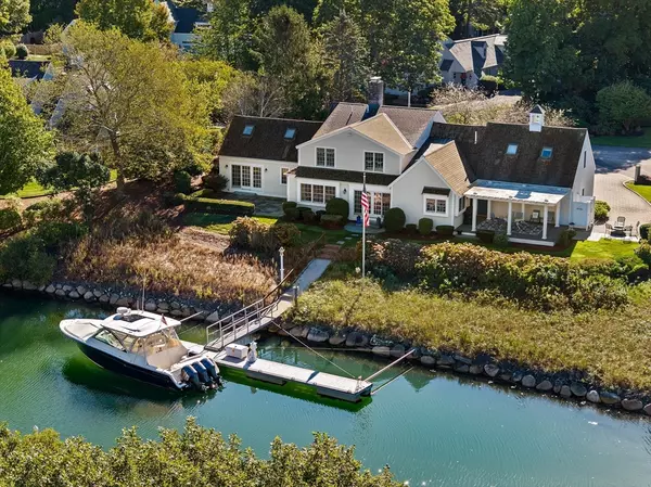 37 Five Gate Ln, Falmouth, MA 02556