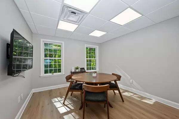 Lexington, MA 02420,33 Bedford St