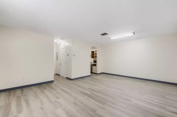 195 Thorndike St #4, Lowell, MA 01852