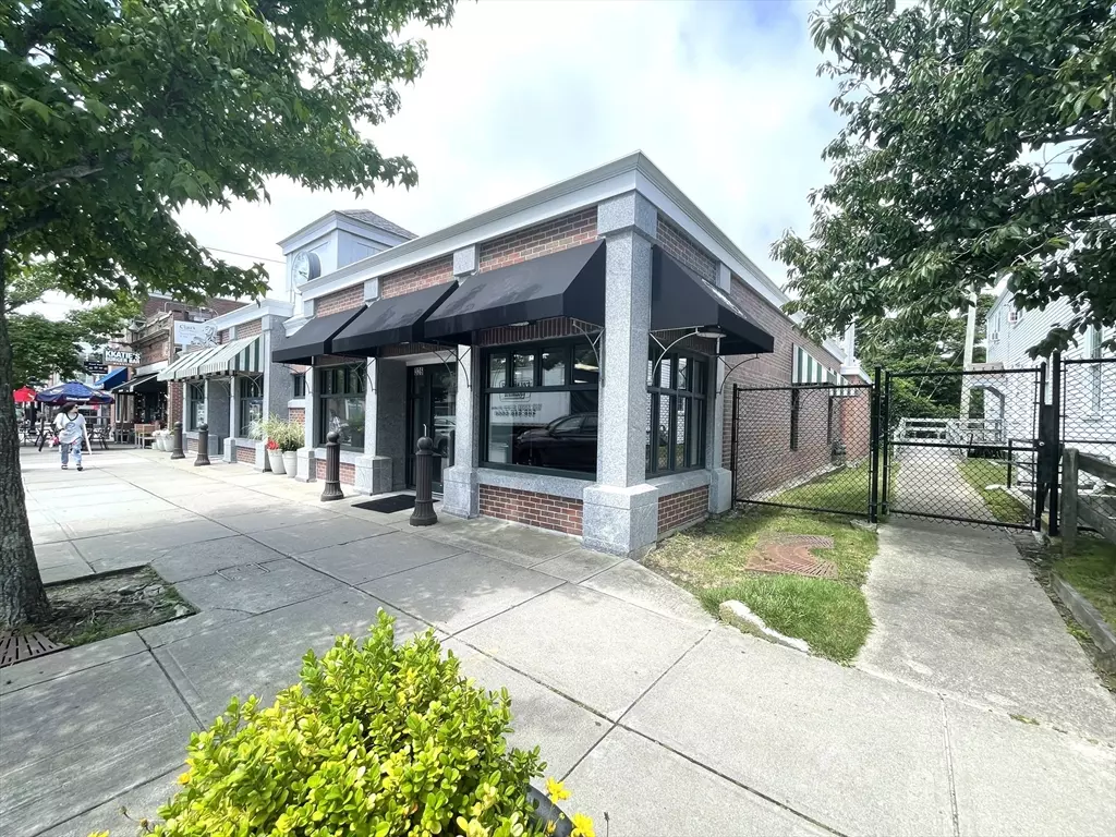 Barnstable, MA 02601,328 Main St