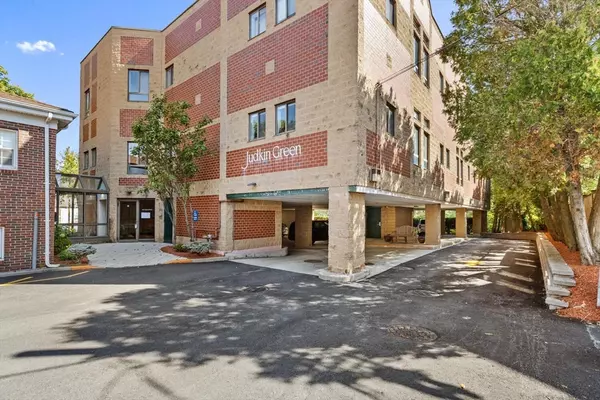 Winchester, MA 01890,63 Shore Road #35