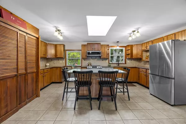 Harwich, MA 02645,6 Sassafras Ln