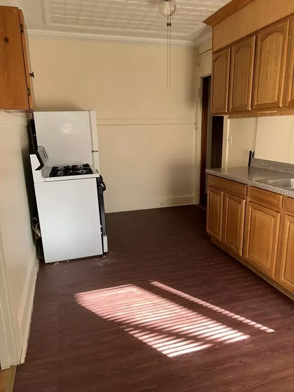 Holyoke, MA 01040,6 Laurel Street #2R
