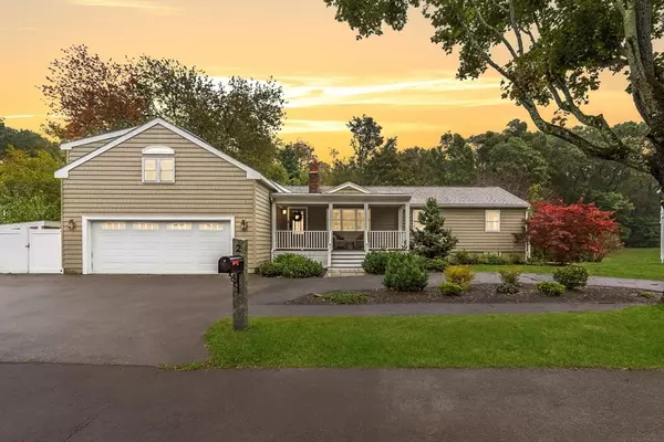 2 Crestwood Ln, Peabody, MA 01960