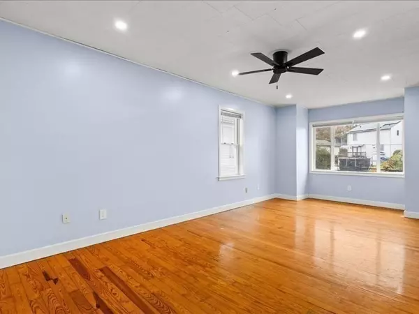 Fall River, MA 02720,1968 N Main St #3