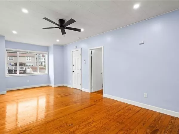 Fall River, MA 02720,1968 N Main St #3