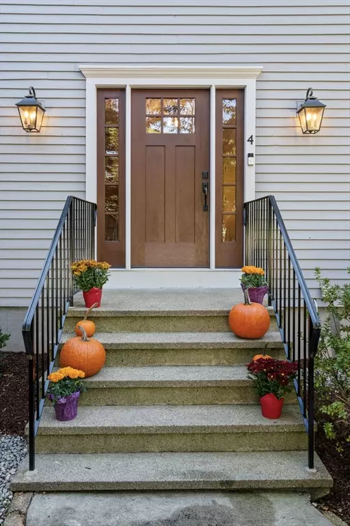 Walpole, MA 02071,4 Beechwood Dr