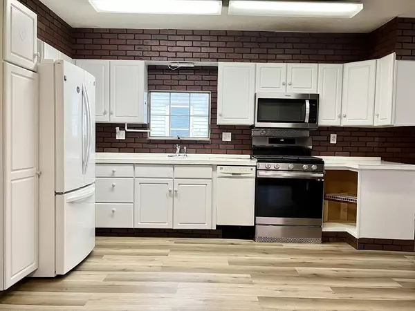 Lowell, MA 01852,30 Epping St