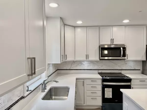 Taunton, MA 02780,215 High Street #20