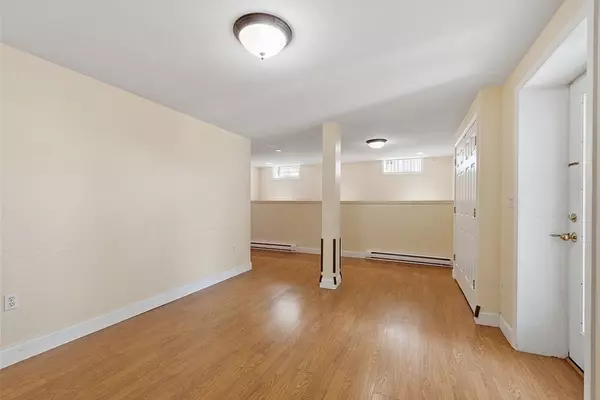 Gloucester, MA 01930,61 Western Avenue #1