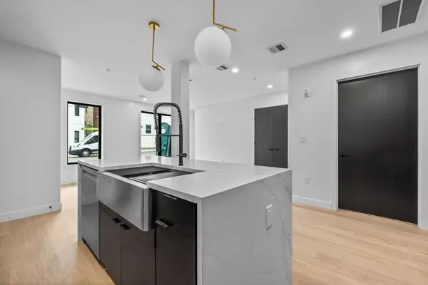 Boston, MA 02128,230 Everett #101