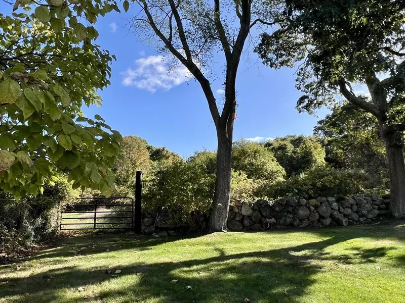 1580 Main Rd, Westport, MA 02790