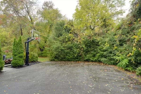 Medway, MA 02053,1 Walnut Ln