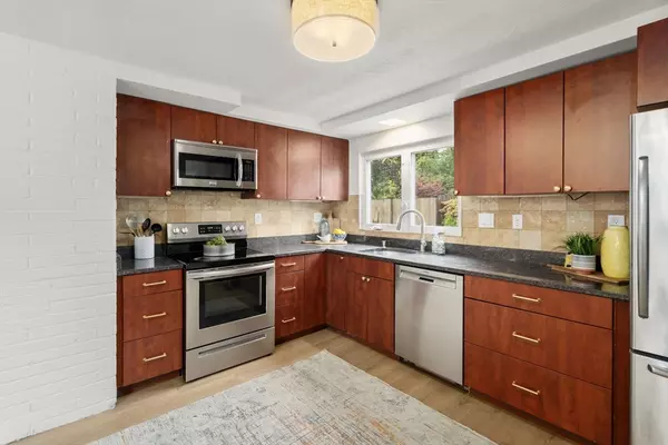 Framingham, MA 01701,8 Clara Rd