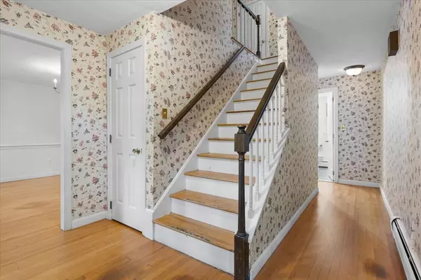 Medfield, MA 02052,16 Lee Rd