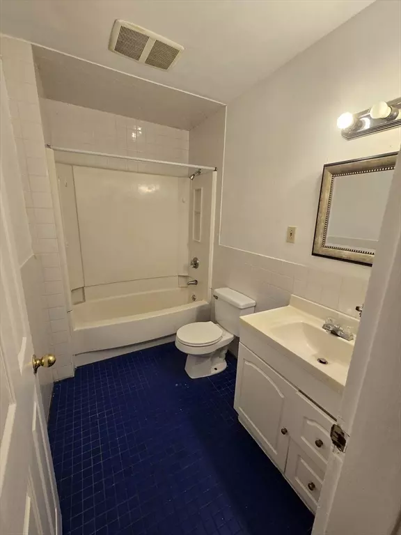 Brookline, MA 02445,37 Dwight St #2