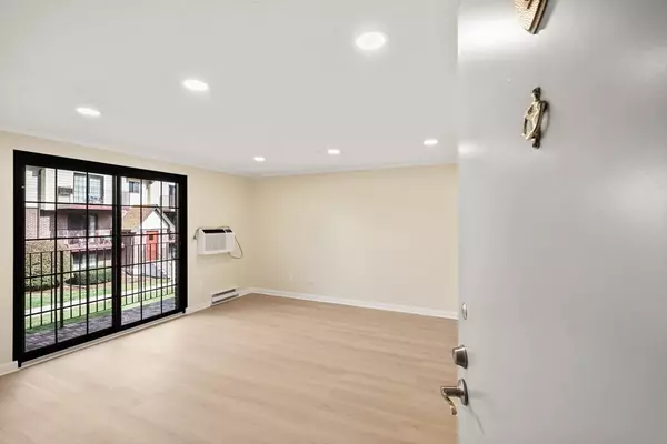 Randolph, MA 02368,11 Royal Crest Dr #5