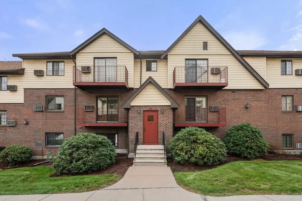 Randolph, MA 02368,11 Royal Crest Dr #5