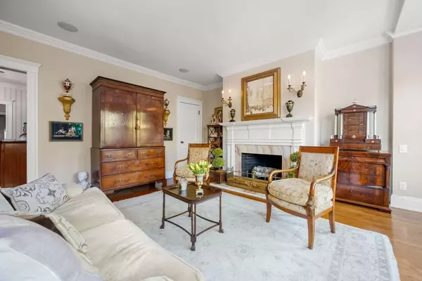 Boston, MA 02116,250 Commonwealth Avenue #6