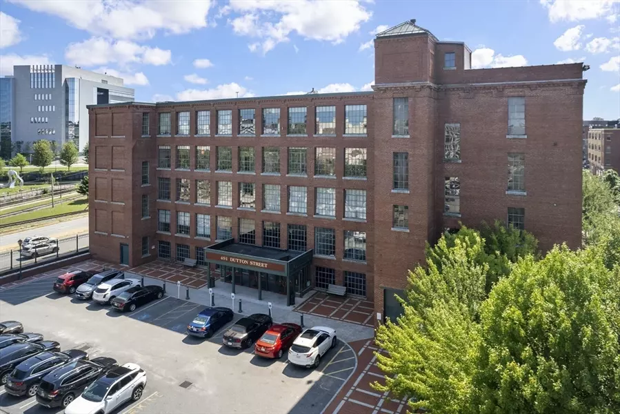 491 Dutton St #209, Lowell, MA 01854