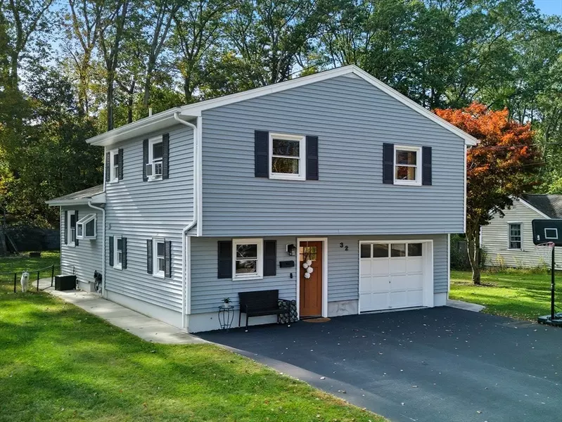 32 Oak St, Hudson, MA 01749