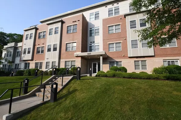 321 Hammond Pond Pkwy #302, Brookline, MA 02467