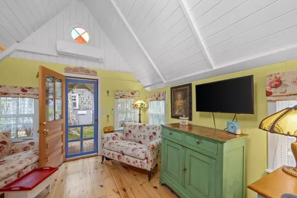 Oak Bluffs, MA 02557,2 Lincoln Ave
