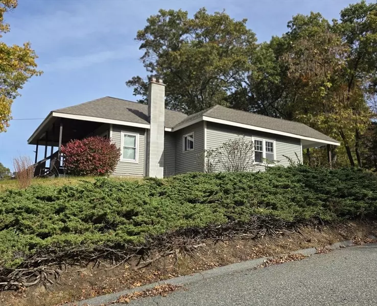 41 Villanova St, East Longmeadow, MA 01108