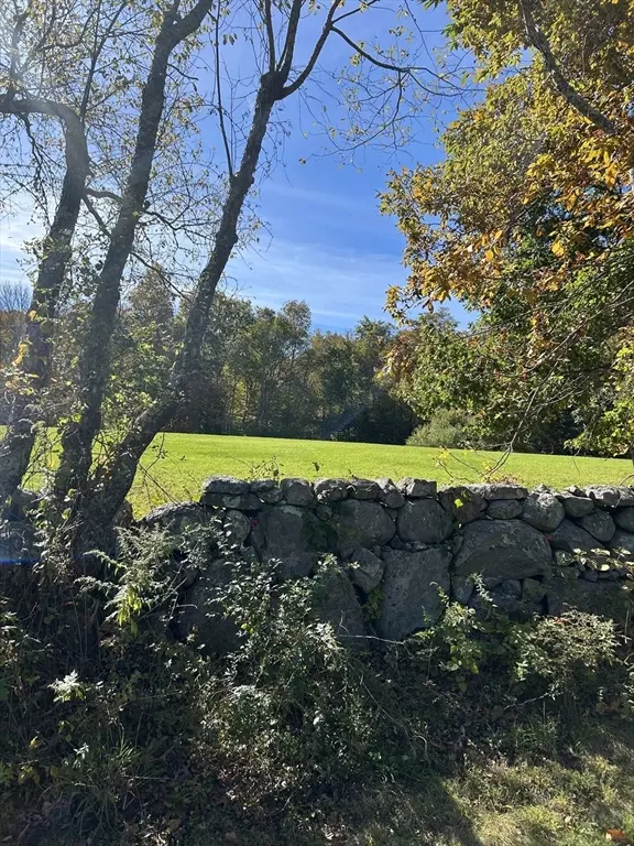 Westport, MA 02790,8 Strawberry Ln