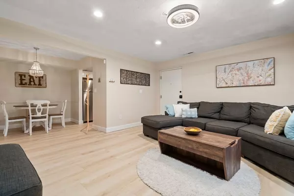 Abington, MA 02351,8 Kingswood Dr #D5
